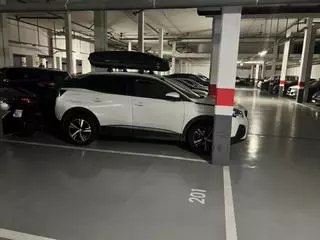 Polémica en un garaje de Zaragoza porque un propietario aparca la moto y el coche en la misma plaza: "Deja algo en la calle"