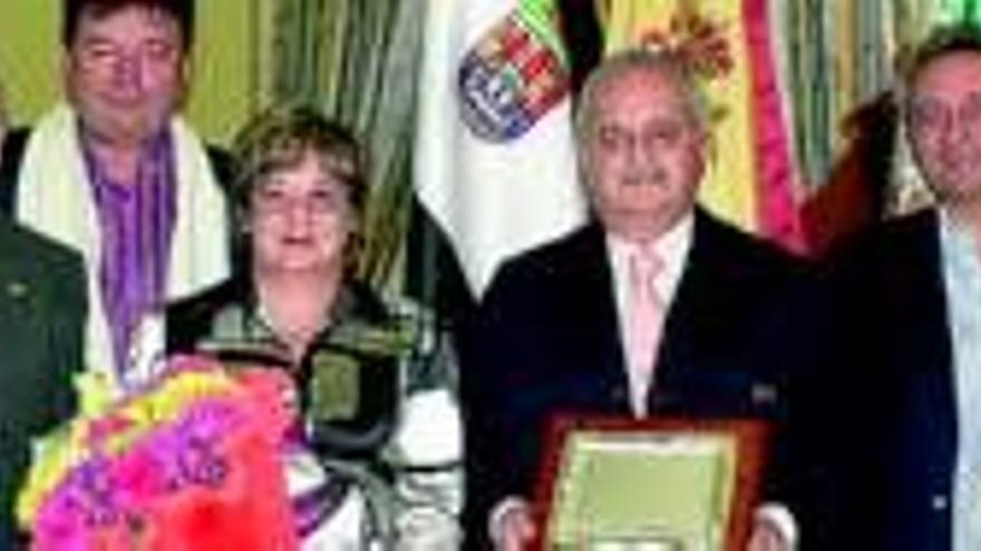 El Coro Rociero de Cáceres distingue con su medalla a la Muñoz Torrero