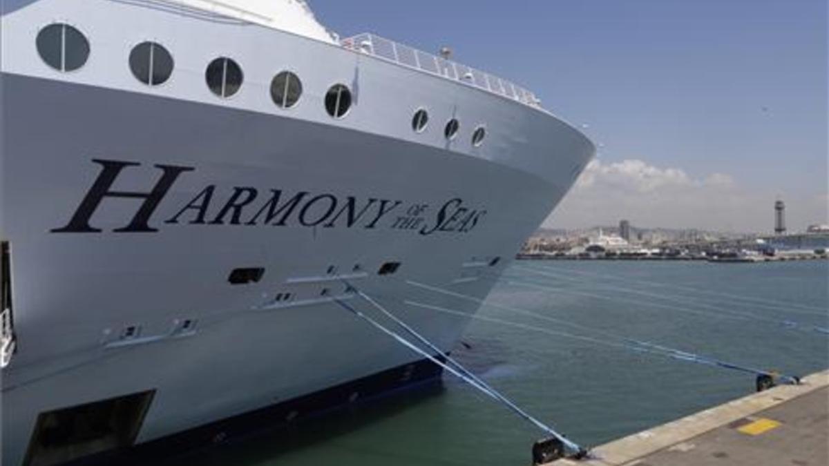El 'HArmony of the Seas', atracado en el puerto de Barcelona.