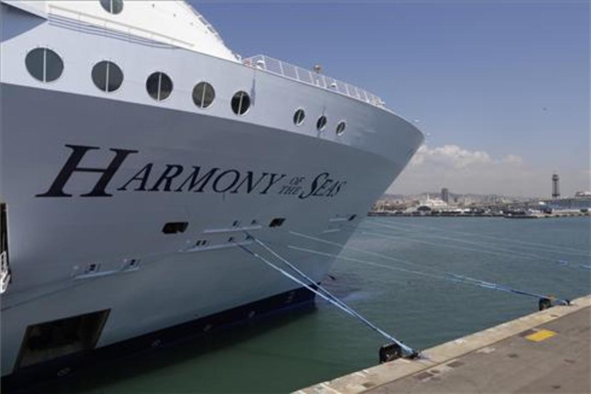 El ’Harmony of the Seas’, atracado en el puerto de Barcelona.