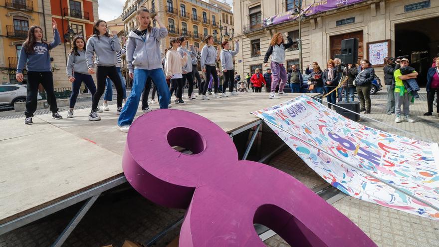 Los escolares de Alcoy conmemoran el 8M