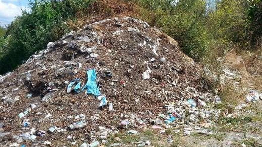 Farolas, jardineras y electrodomésticos inservibles, montañas de escombros y material de obra, antiguas porterías y canastas y hasta un coche desguazado, en la parcela anexa al centro de formación de Betanzos.