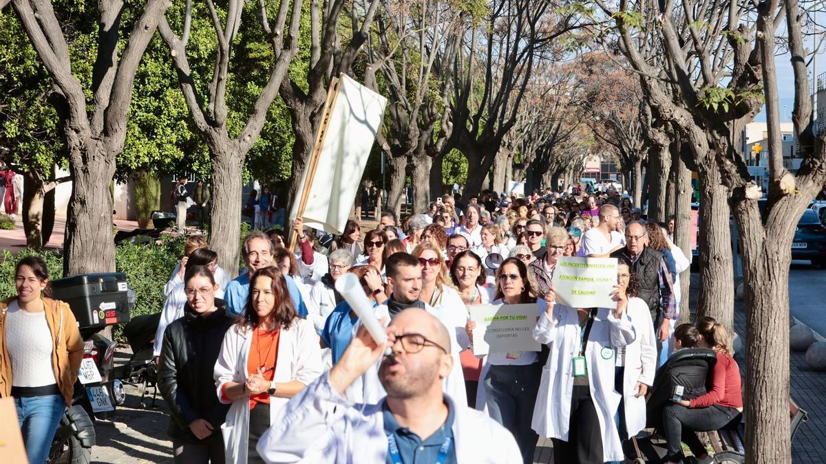 Protesta de pacientes y trabajadores del Hospital de Sant Joan