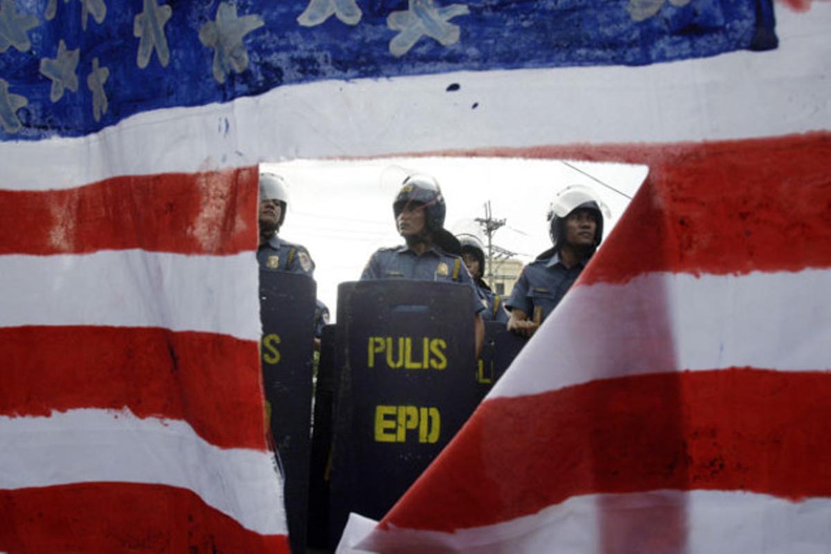 La policia controla els manifestants que protesten en contra de la visita de Hillary Clinton a Manila (Filipines).