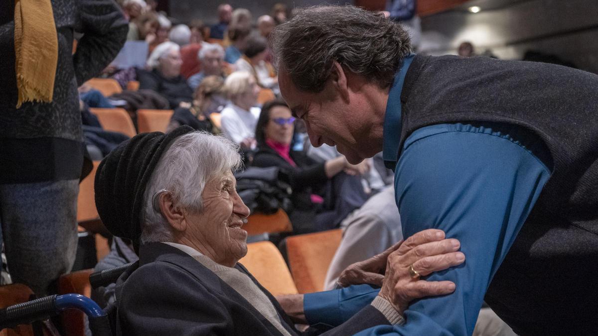 Conxita Fortuny amb Jordi Palou-Loverdos, advocat que porta el cas de Flors Sirera