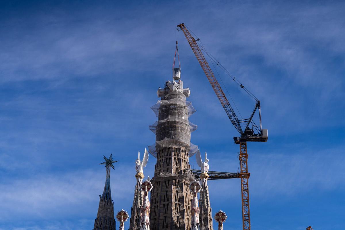 Barcelona. 20/02/2026 Cultura. Culminación de la torre de Jesús de la Sagrada Familia. Foto: Zowy Voeten / El Periódico.