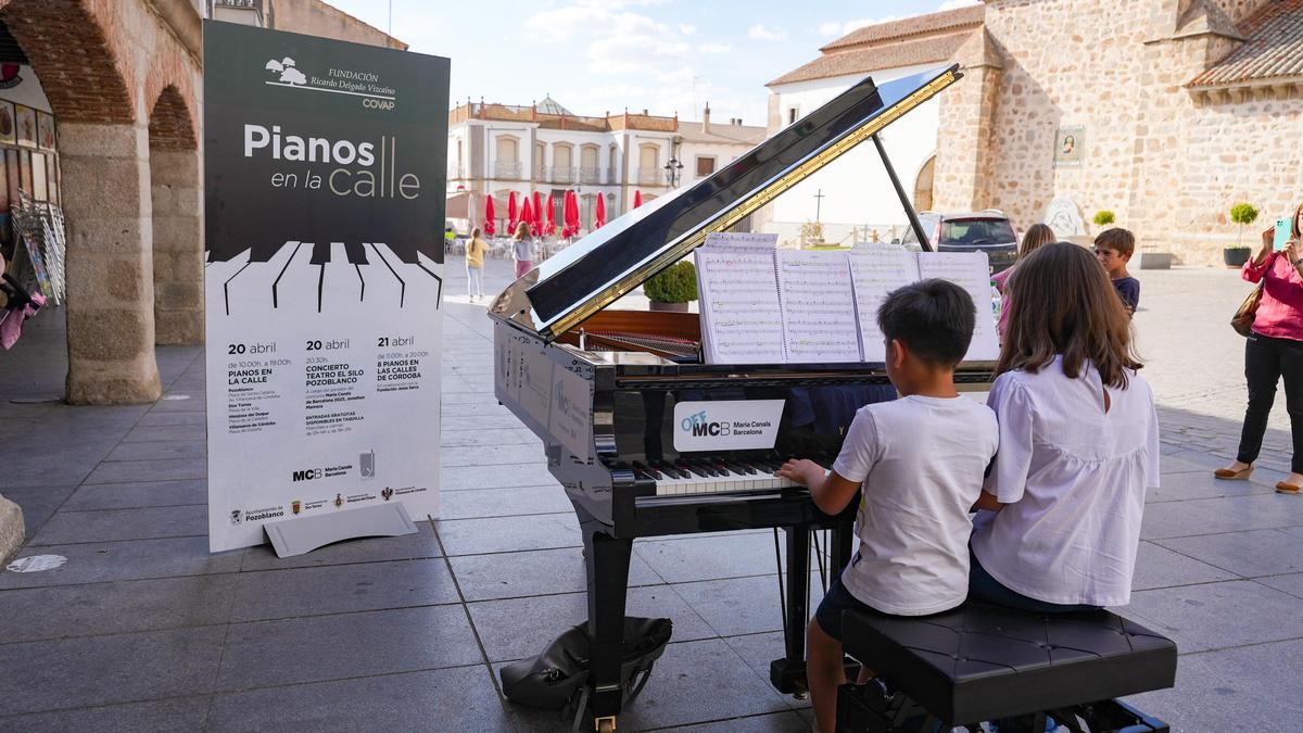 Dos niños tocan un piano en la calle en una edición anterior.