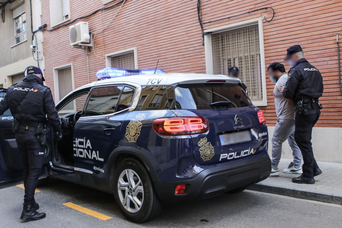 El padre acusado de maltratar a su bebé entra en el coche de Policía