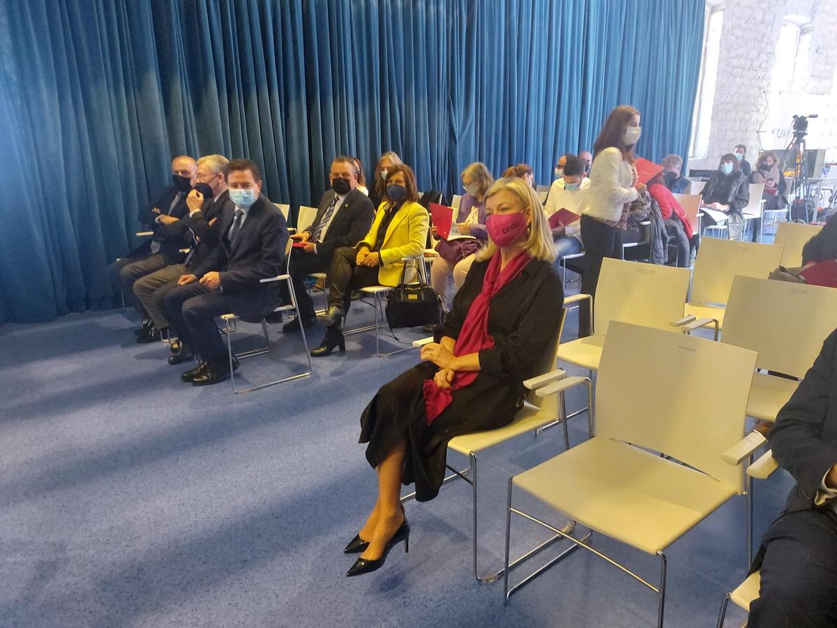 Gabriela Bravo, a la derecha, con el presidente de la Audiencia, el fiscal jefe y el decano de los abogados a su izquierda y, detrás, la decana de los procuradores.