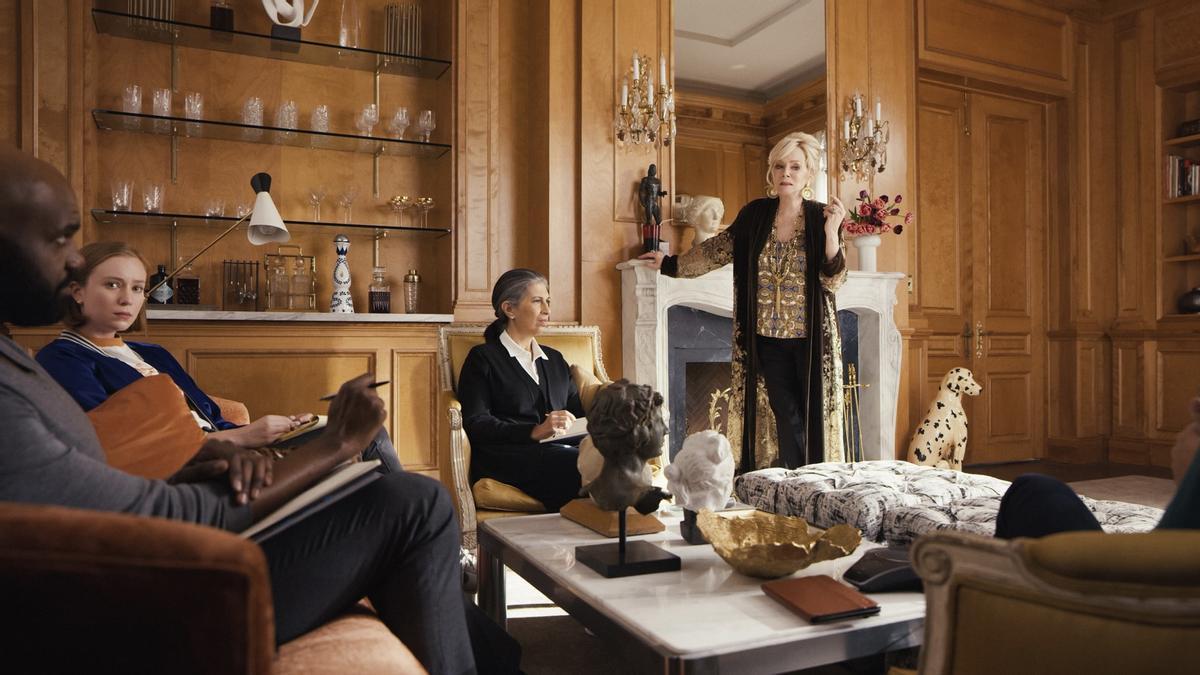 El reparto principal de 'Hacks', en una imagen de la serie filmada en la mansión que ardió en el incendio Eaton