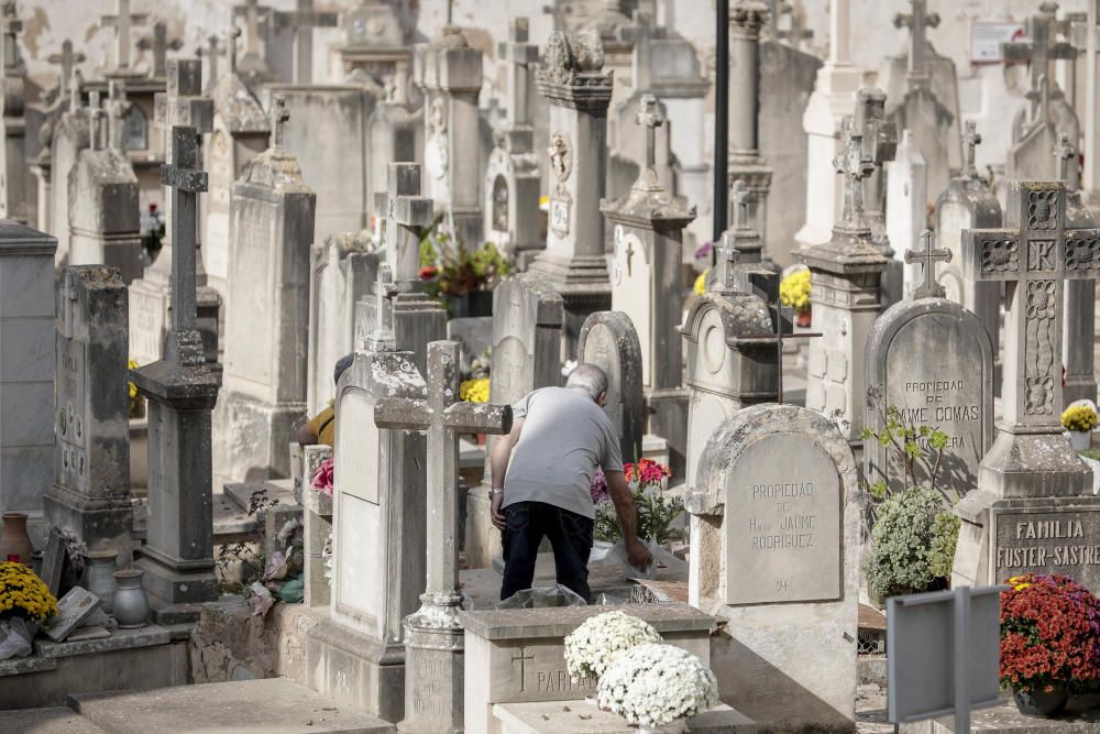 Día de Todos los Santos en el cementerio de Palma