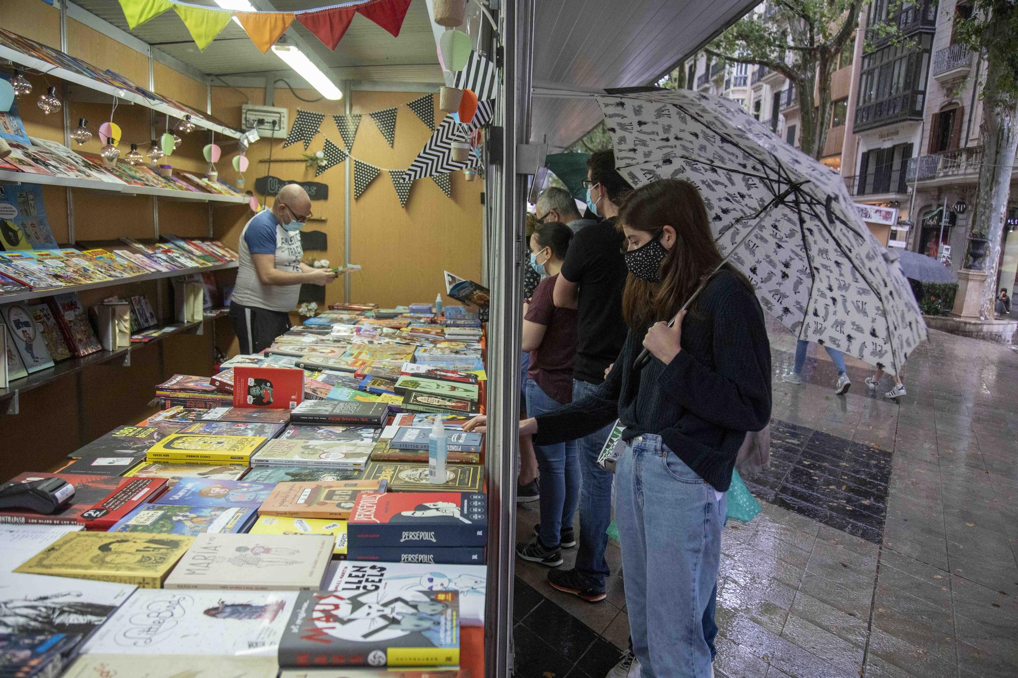 Los libros ganan a la lluvia en la feria del paseo del Born