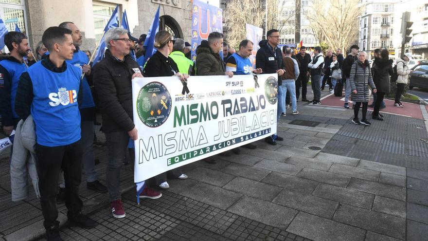 Policías nacionales y guardias civiles piden el reconocimiento como &quot;profesión de riesgo&quot; en una protesta en A Coruña