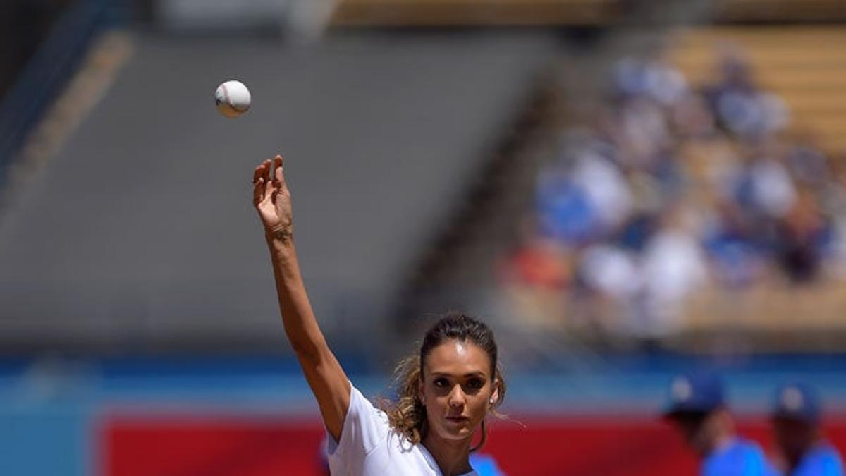 Jessica Alba, jugadora de béisbol por un día