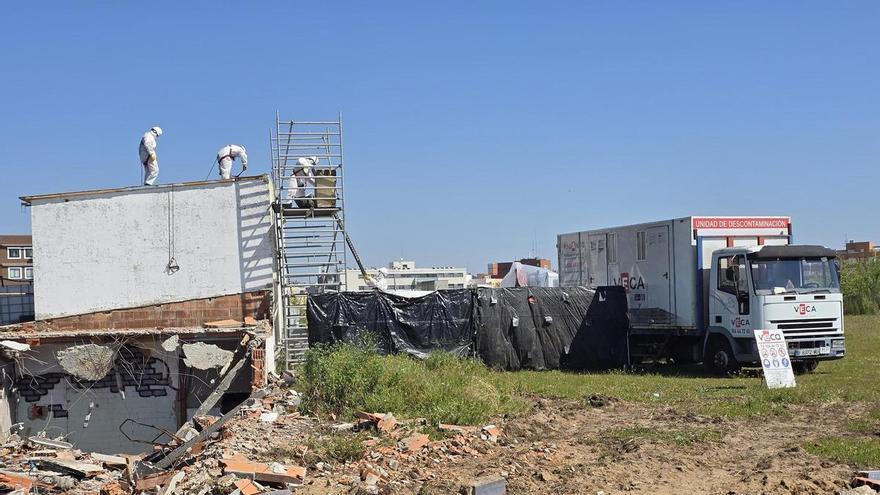 Vídeo | Retiran la cubierta con amianto de las antiguas oficinas antes de echarlas abajo en el estadio José Pache de Badajoz