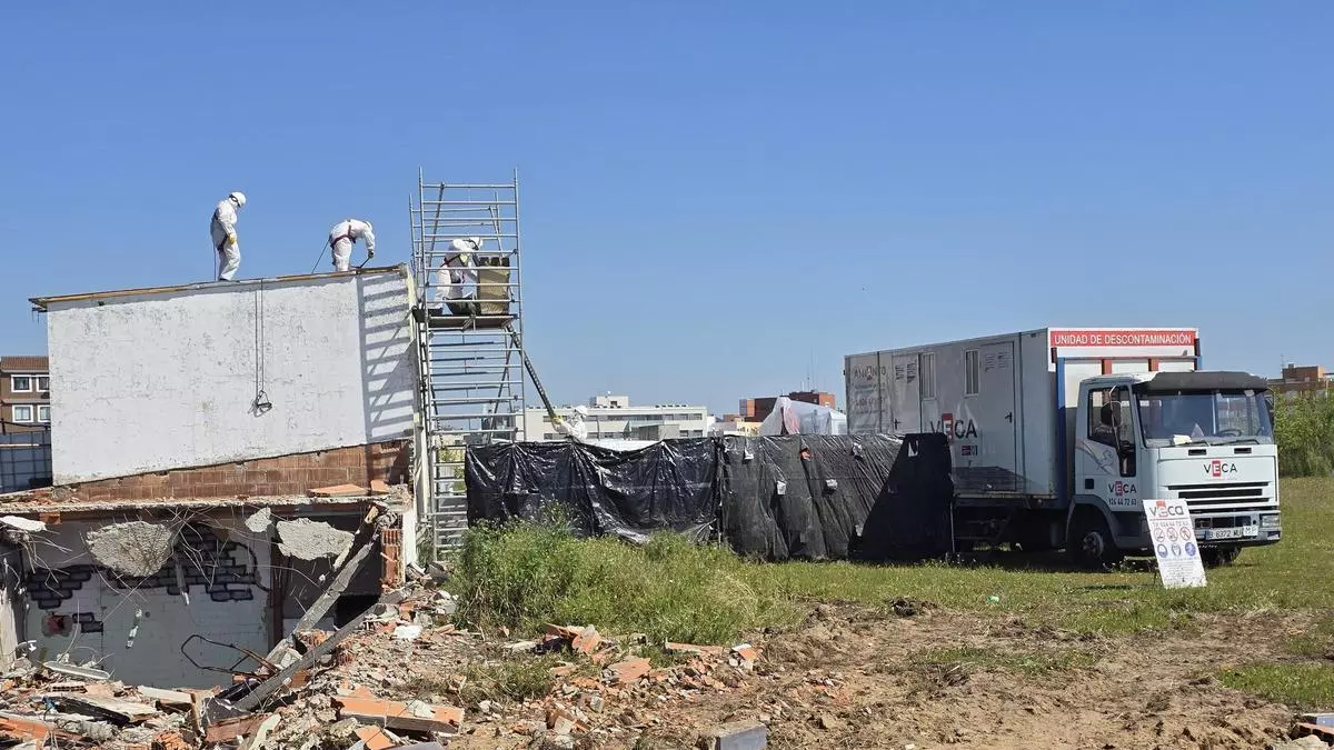 Ya no hay okupas en el estadio José Pache de Badajoz: este martes se derriba la última construcción en pie