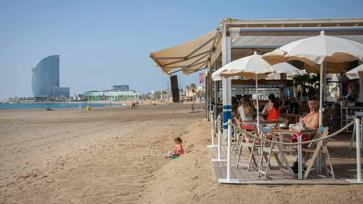 Imagen de archivo de un chiringuito en la playa, el verano de 2020 y con restricciones por la pandemia.