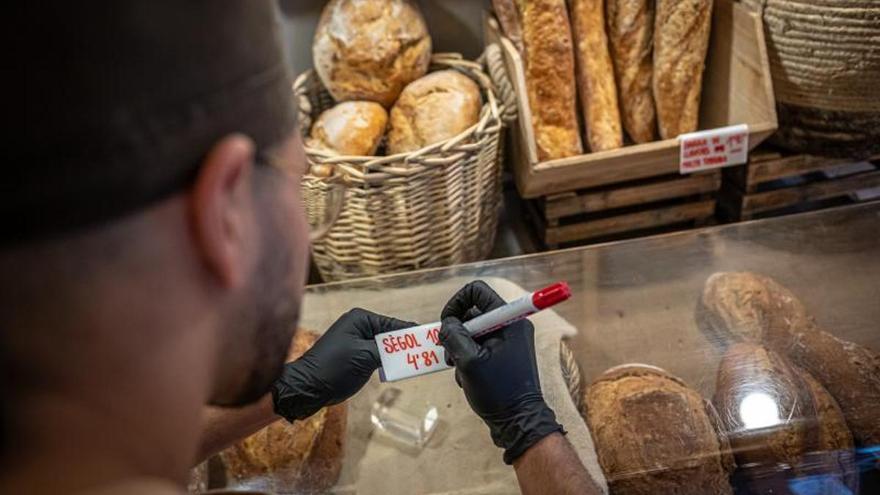 Baja el precio del trigo y el de la harina, pero el pan sigue subiendo