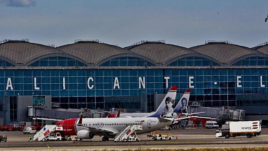 Aviones de la compañía en el aeropuerto Alicante-Elx. | A. AMORÓS