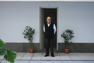 Sevilla declara la guerra a los 'pisos cárcel' de los ancianos: "Vivía encerrado sin un ascensor"