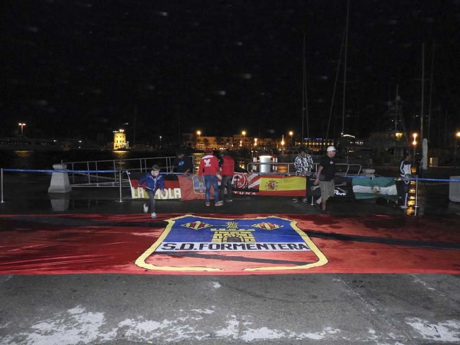 Un centenar de personas reciben al Formentera en el puerto de la Savina tras su éxito en la Copa del Rey.