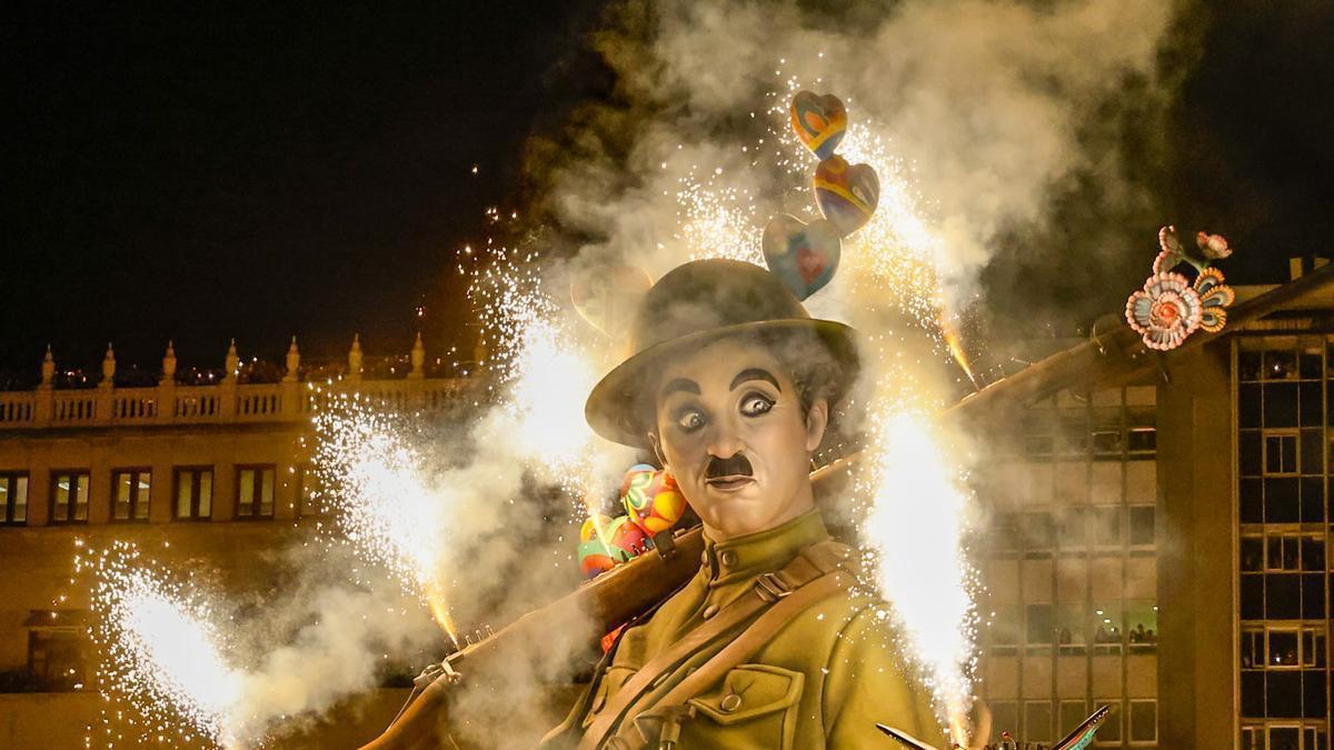 La «cremà» de Chaplin escribe el particular «The End» a las Fallas de 2026