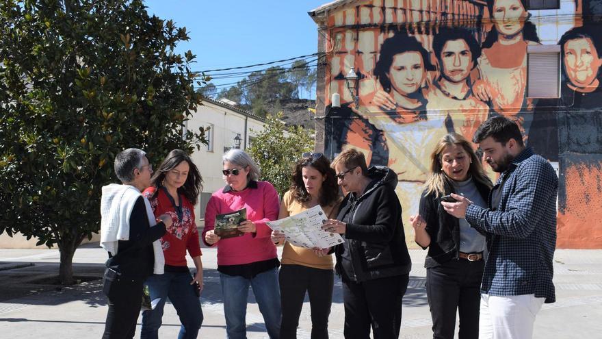 El president de l’Agència de Desenvolupament del Berguedà, Lluís Vall, l’alcaldessa de Puig-reig, Eva Serra (dreta) i tècniques de turisme amb el joc interactiu ‘Rubri i els secrets del riu’, aquest dimecres a l’Ametlla de Merola