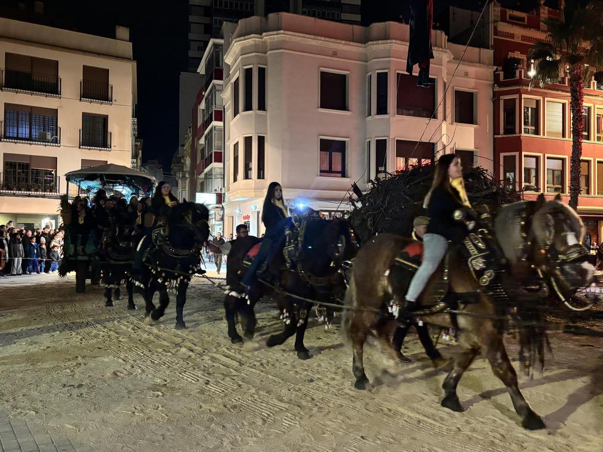 Otra foto del desfile de carros y caballos de Benicarló.