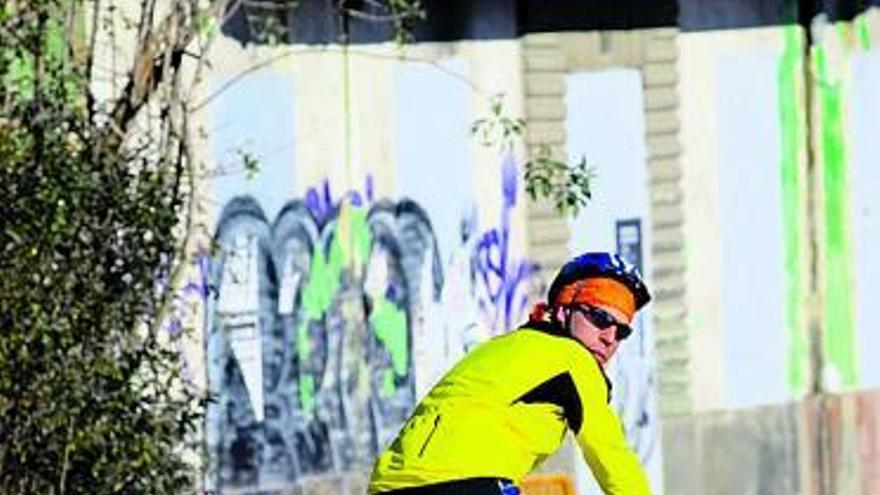 Un ciclista, ayer, circulando por La Estrecha.
