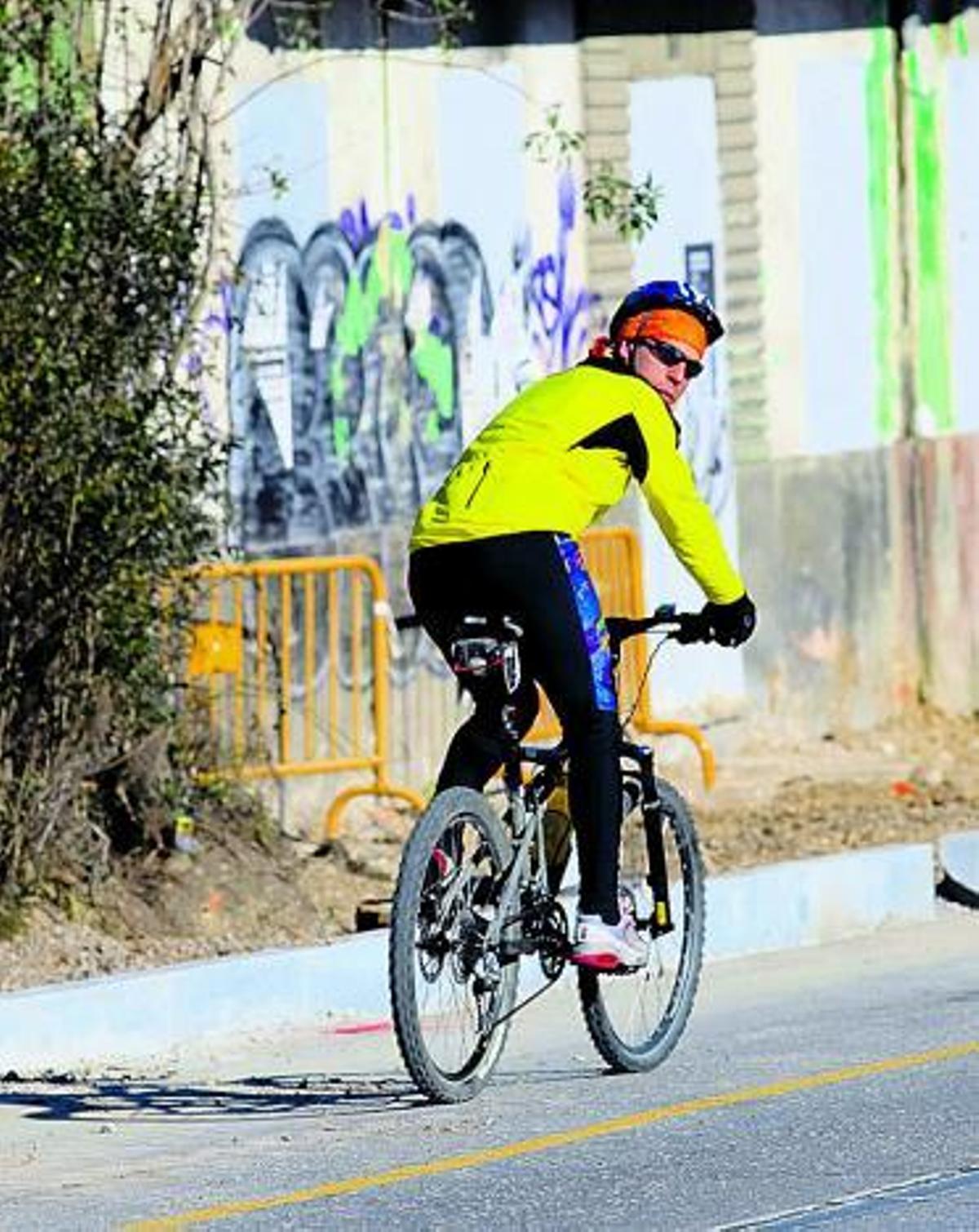 Un ciclista, ayer, circulando por La Estrecha.