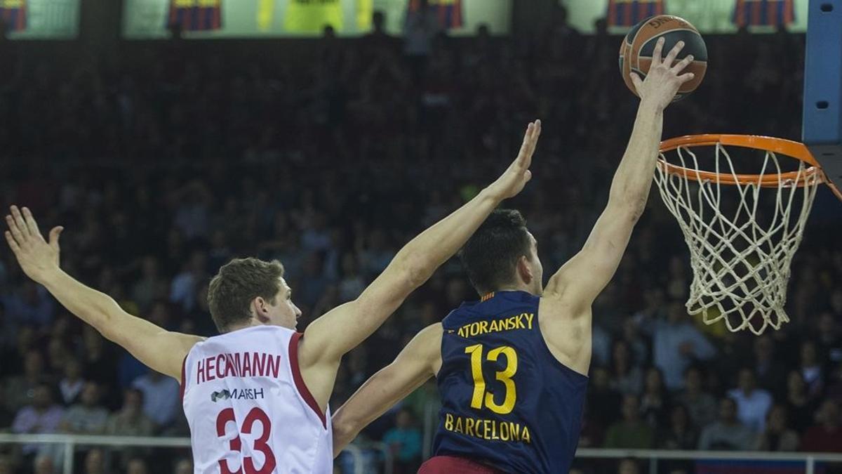 Vuelo de Satoransky hacia el aro rival superando a Heckmann, durante el partido de euroliga de baloncesto entre el FC Barcelona y el Brose Baskets alemán en el Palau Blaugrana.