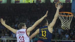 Vuelo de Satoransky hacia el aro rival superando a Heckmann, durante el partido de euroliga de baloncesto entre el FC Barcelona y el Brose Baskets alemán en el Palau Blaugrana.