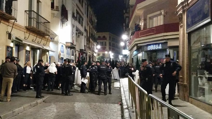 A la Policía Nacional le va la marcha sevillana