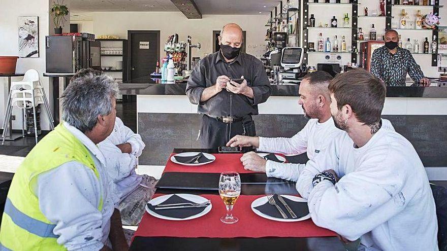 El cambrer del restaurant Millenium de Manresa pren nota d&#039;una comanda