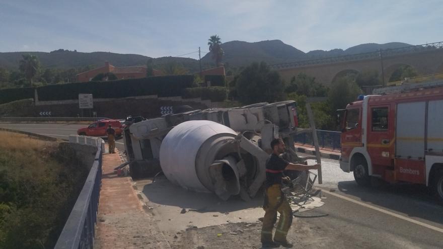 Cortada durante seis horas la N-332 en Gata al volcar un camión hormigonera en un puente