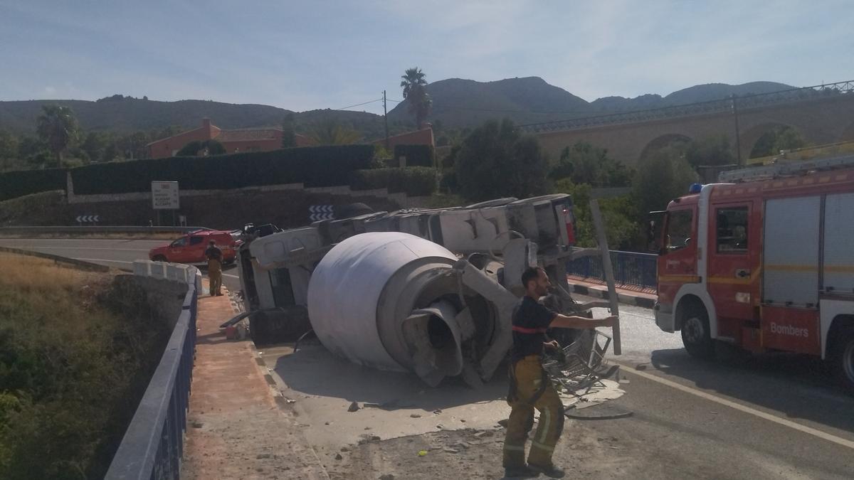 El accidente ha sido muy aparatoso y la N-332 está bloqueada en este puente