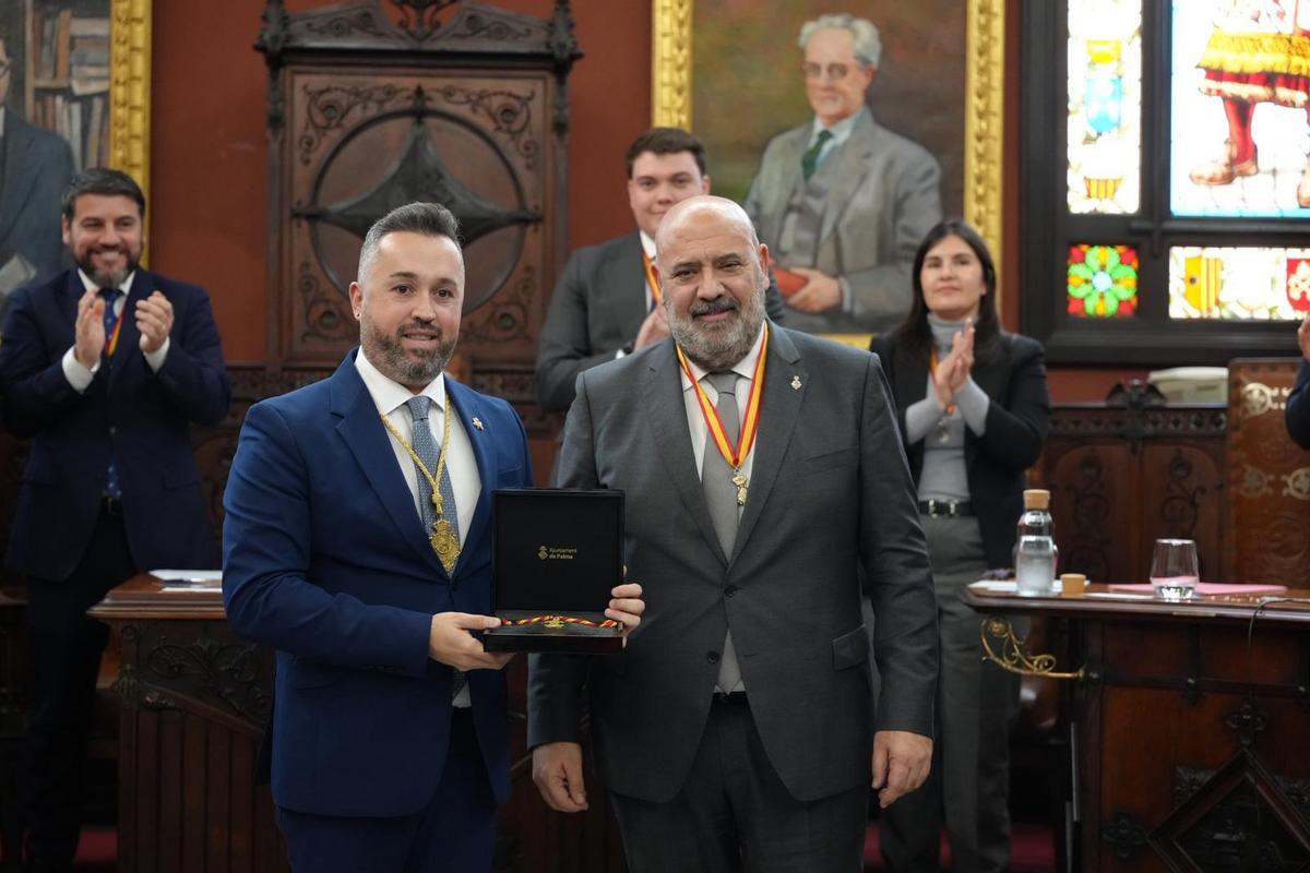 FOTOS | El Ayuntamiento de Palma entrega las Medallas de Oro de la Ciudad y nombra Hijas Ilustres a Pilar Juncosa Iglesias y Caty Juan del Corral FOTOS | El Ayuntamiento de Palma entrega las Medallas de Oro de la Ciudad y nombra Hijas Ilustres a Pilar Juncosa Iglesias y Caty Juan del Corral