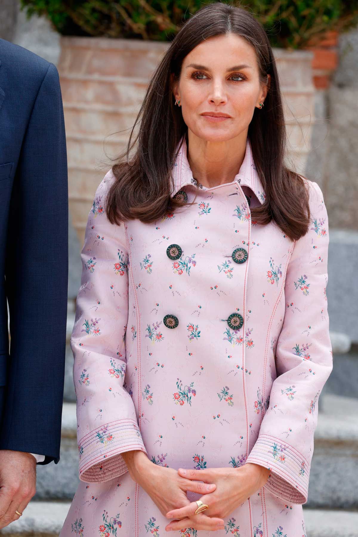 La reina Letizia con abrigo vestido de Carolina Herrera para una recepción en el Palacio de La Zarzuela