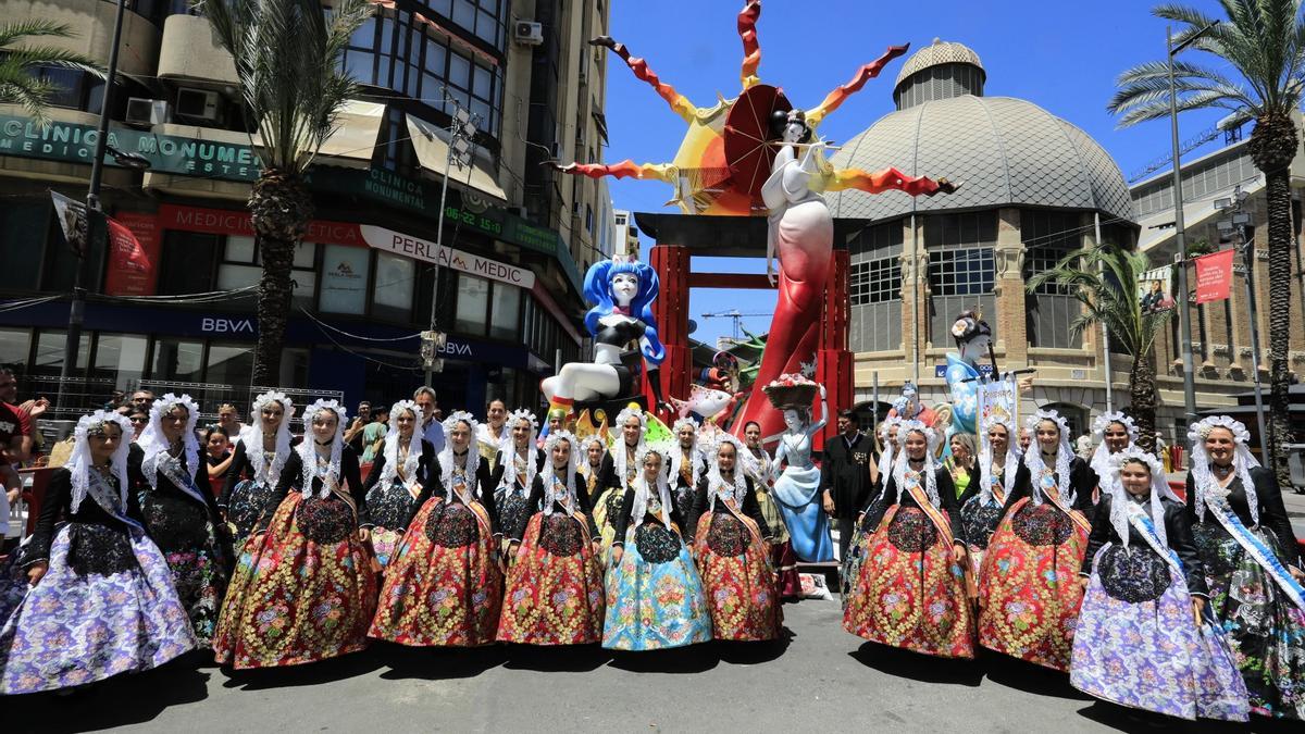 La hoguera Mercado Central y, en el centro, junto al alcalde, el ninot donado al Ayuntamiento