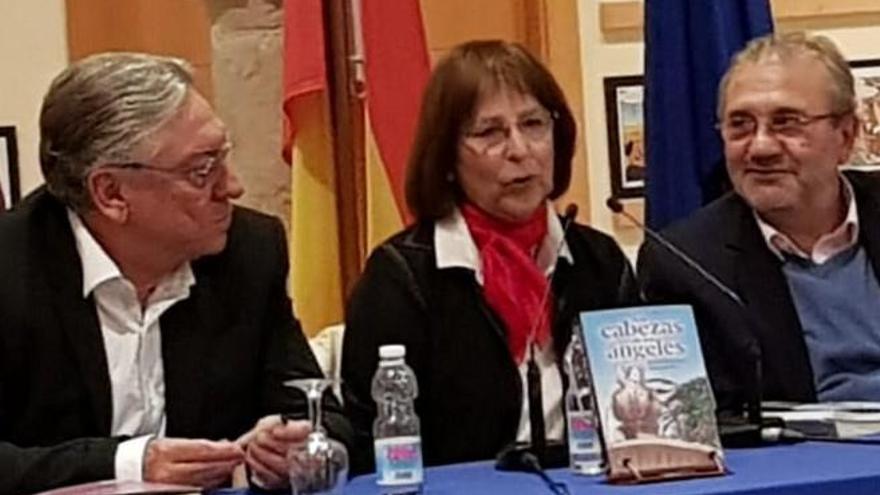 La autora, junto a García Baena y Francisco de Asís.