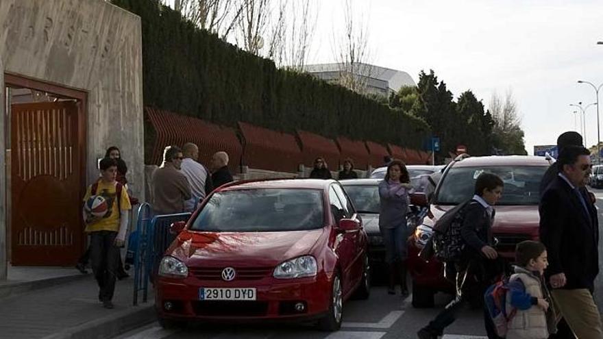 Salida de clase, ayer, en uno de los colegios concertados de la ciudad de Alicante ubicado en el distrito de San Blas