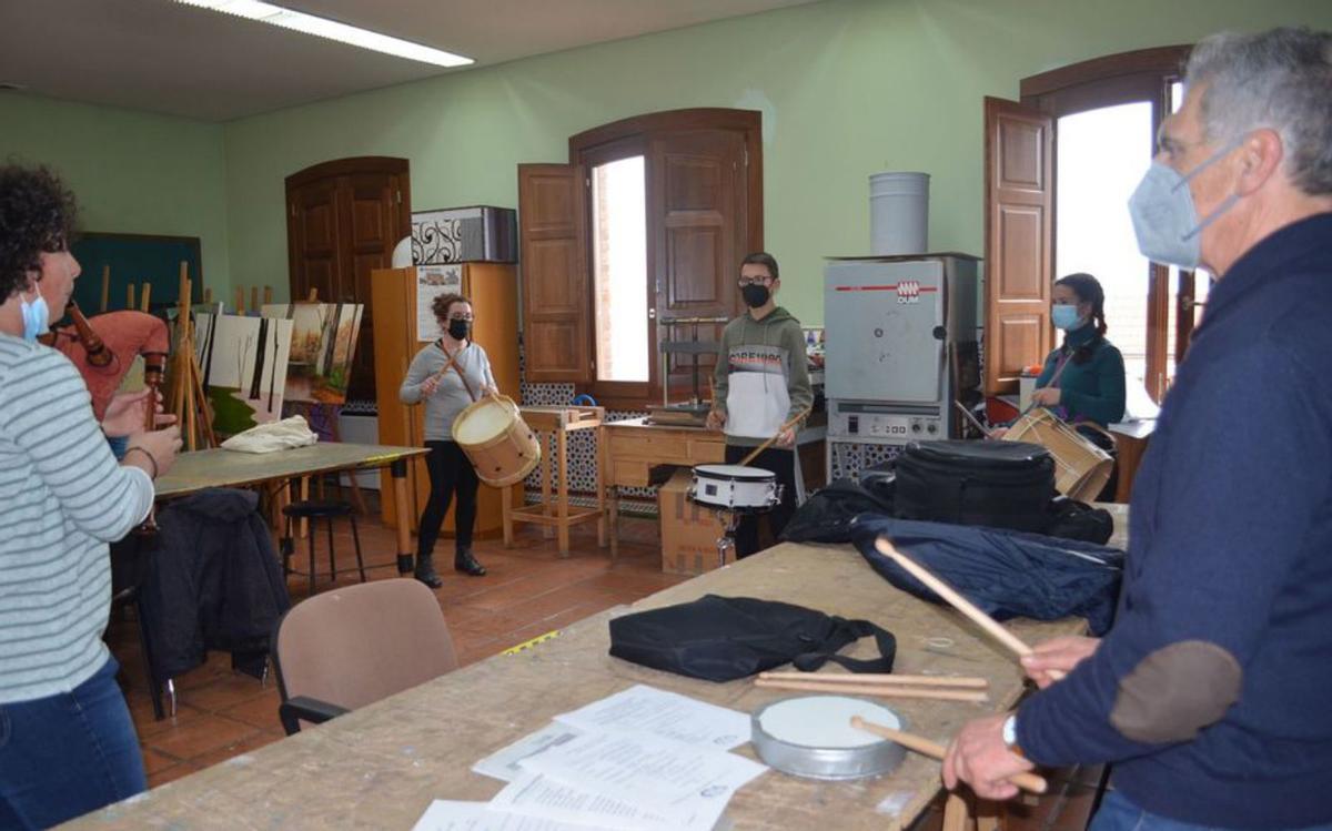 Varios alumnos de intrumento, de la Escuela de Folklore de Benavente. | E. P.