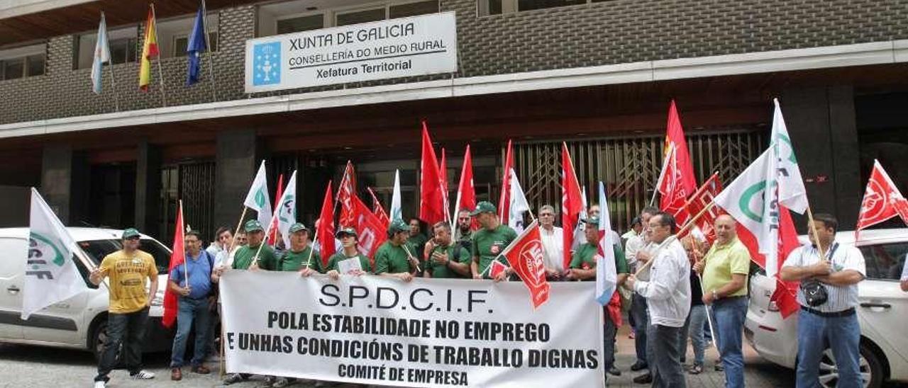 El comité de empresa del SPDCIF frente a la sede de la Jefatura Territorial de Medio Rural.