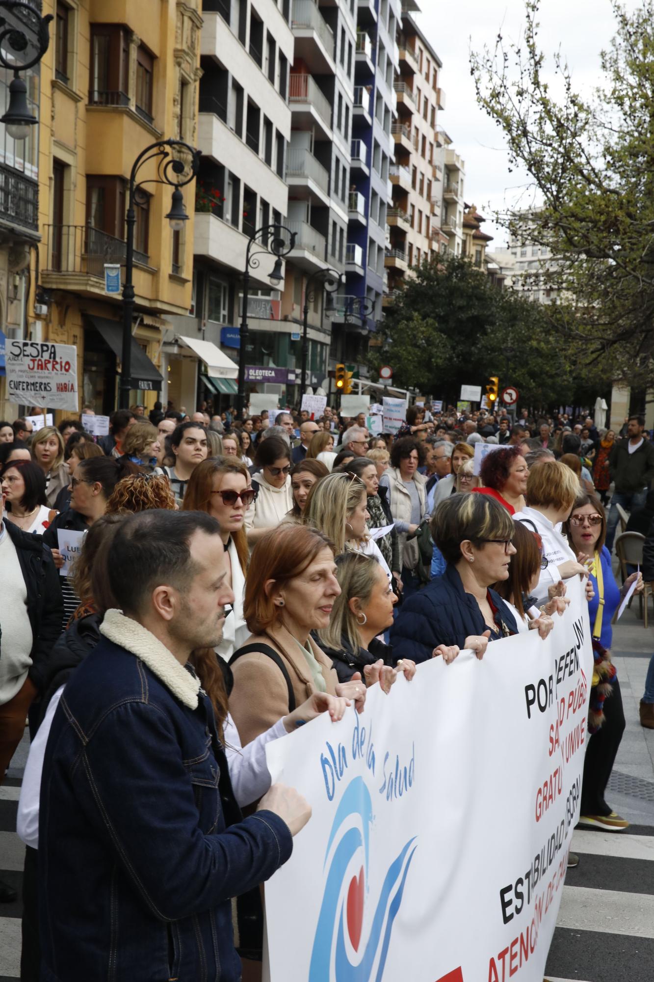 En imágenes: Los sanitarios se manifiestan en Gijón al grito de "no queremos más dinero, queremos mejores condiciones laborales"