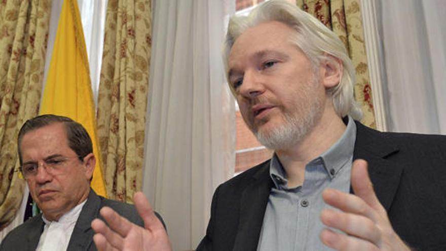 Imagen de la rueda de prensa de Julian Assange.