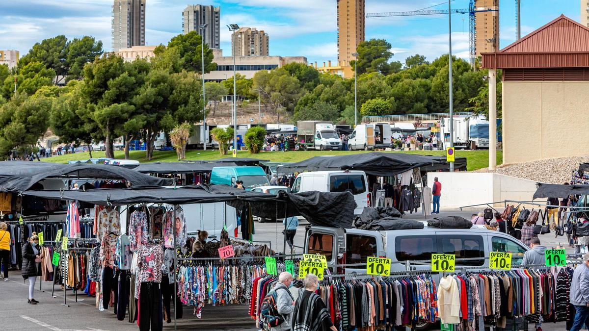 La disposición del mercadillo ha recuperado su disposición tradicional tras el regreso de los productos textiles.