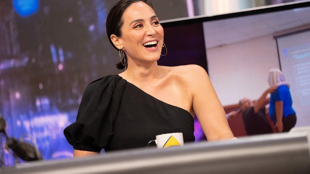 Tamara Falcó con vestido negro asimétrico en El Hormiguero