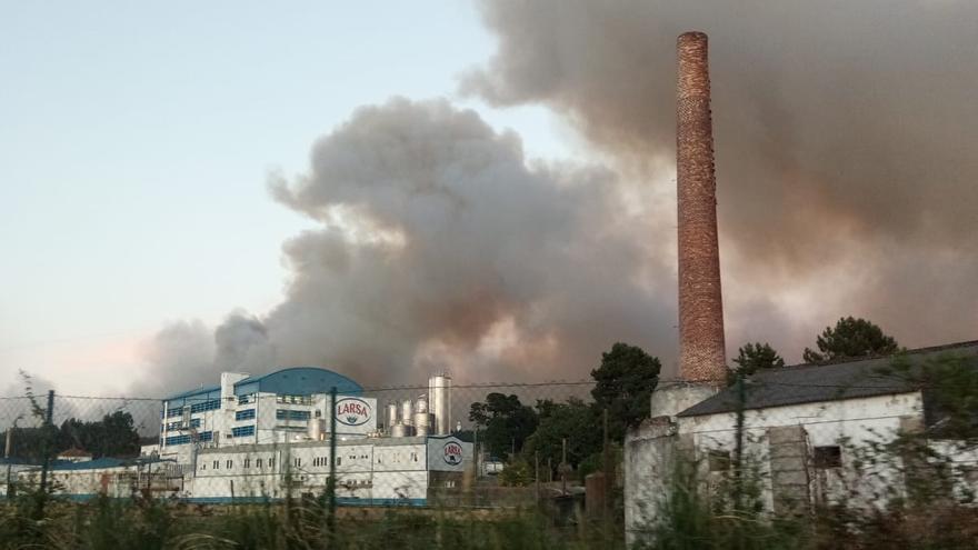 El incendio en el monte Xiabre amenaza casas en Caldas