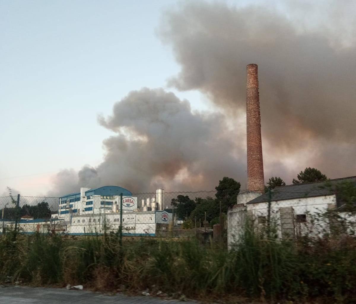 El incendio en el monte Xiabre amenaza casas en Caldas