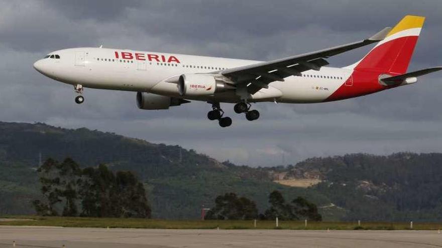 El Airbus 330 se dispone a tomar tierra ayer tarde en Peinador. // Alba Villar